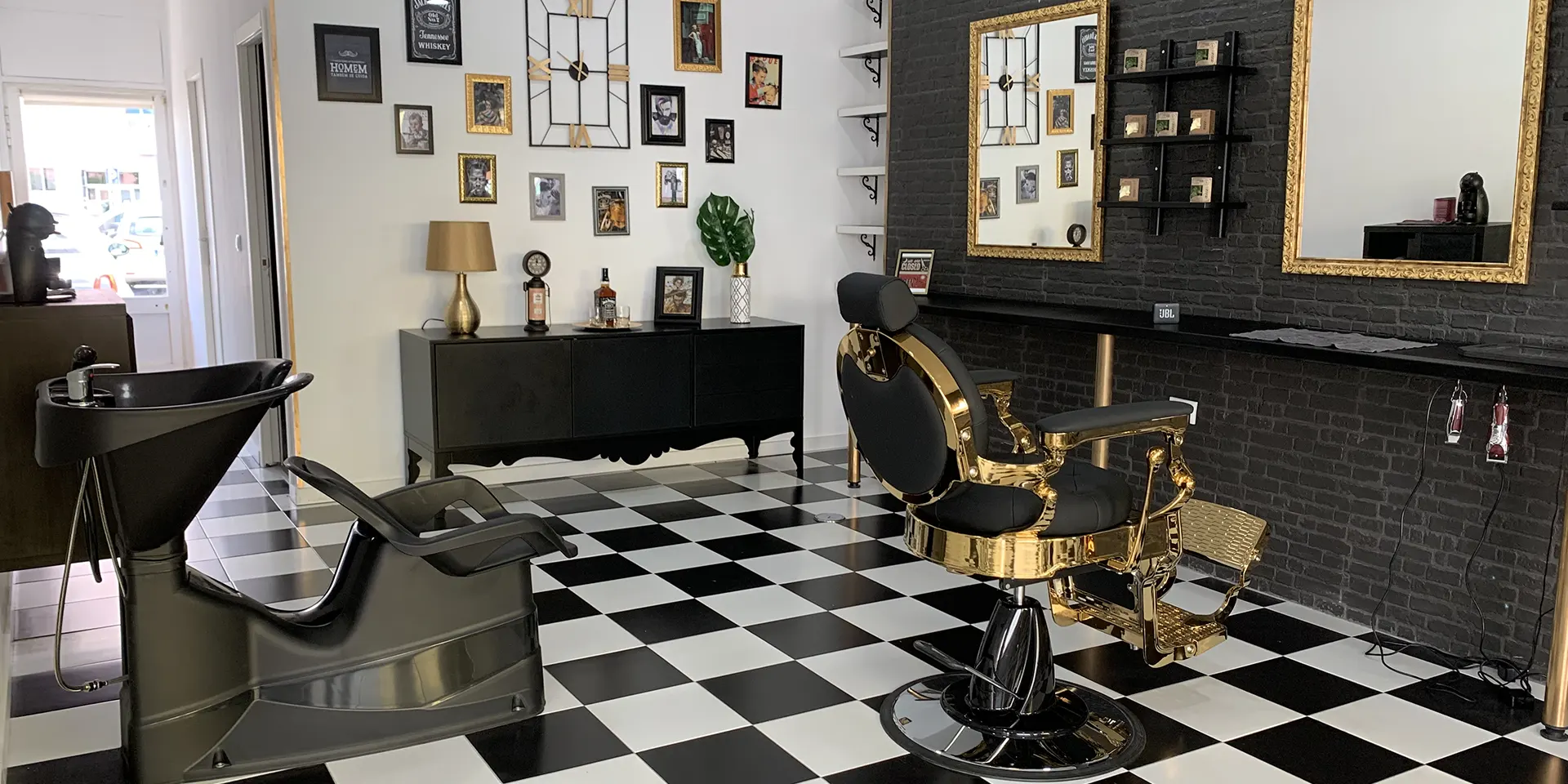 Decoração interior de Barbearia, cadeira de barbeiro dourada com espelhos dourados e dundo preto e branco