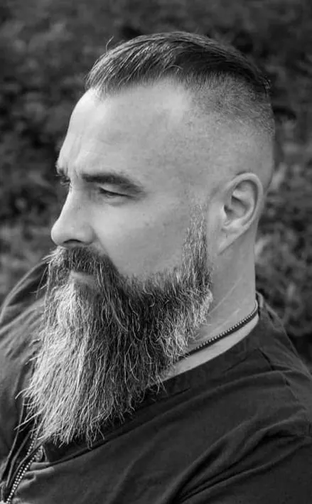Homem com corte de cabelo masculino e barba comprida estilo viking