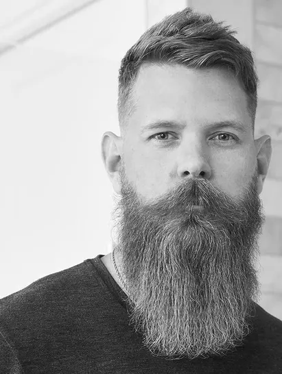 Homem com barba comprida estilo viking