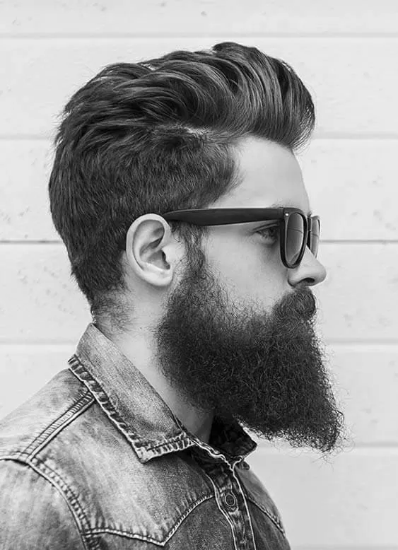 Homem de oculos de sol com barba aparada