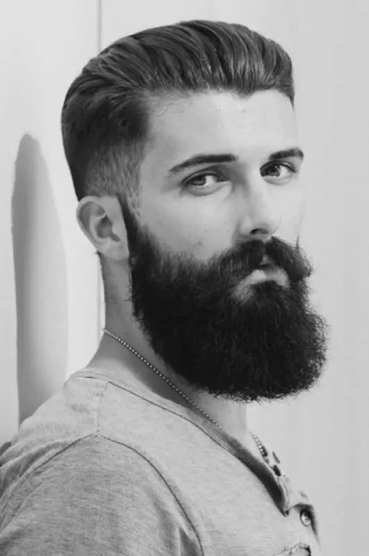 Homem com barba comprida e cabelo puxado para trás